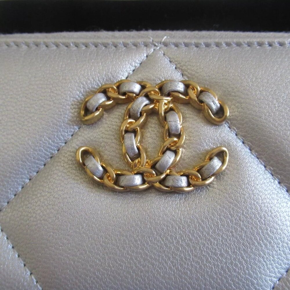 AUTHENTIC NEW Chanel Silver Goat Skin Gold Zip Card Holder O-Coin Wallet Purse - Picture 5 of 16